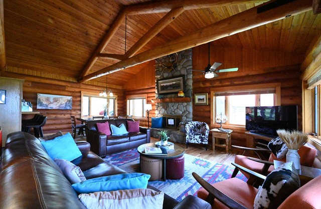 *New Listing* | Sleeps 8 | 4 Bedroom 3 Bath | 18 Miles to Yellowstone!!