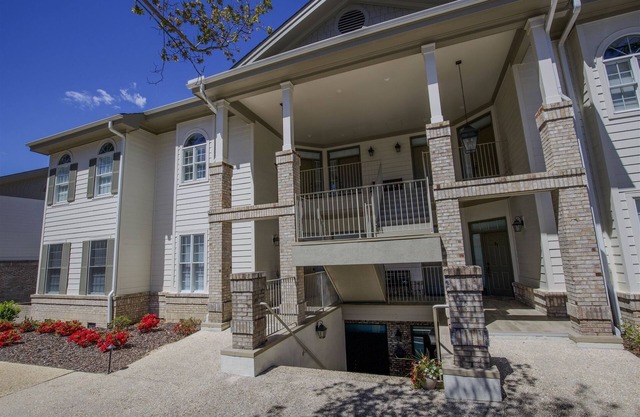 NEW LISTING - Spacious and Luxurious 2BR Condominium (WITH X2 DOUBLE BEDS IN EACH BEDROOM) Located in the gated community of Pinehurst National No. 9 with views of the 5th and 6th holes at Pinehurst National No. 9.
