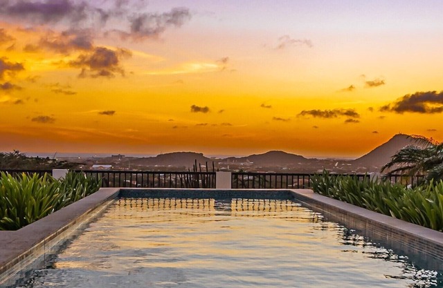 *NEW Listing* STUNNING Scenic Views & Horizon Pool