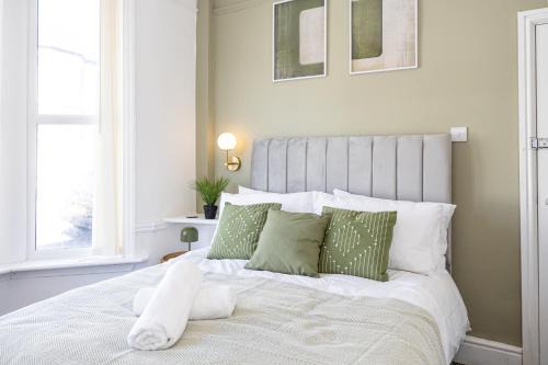 New Listing Stunning Liverpool Abode Lounge Room Sleeps 9