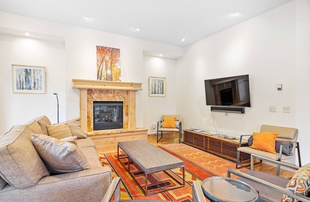 New Listing! Condo in the Town Center with Private Hot Tub! 5 Minutes to the Skyline Bus Stop!