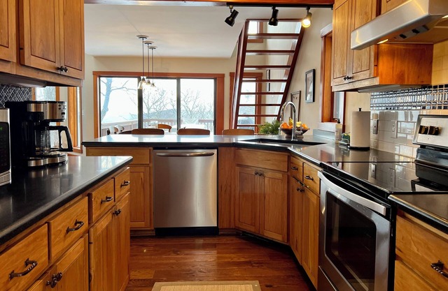 NEW LISTING! Cozy retreat with Mountain Views, Hiking & Ski-Out @ Tyro