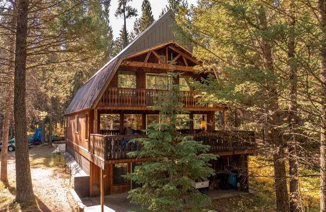 *New Listing* | Waterfront!| 17 Miles to Yellowstone!