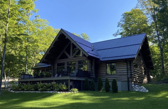 New Log Cabin on beautiful lake in Michigan in America's Summer Golf Capital!