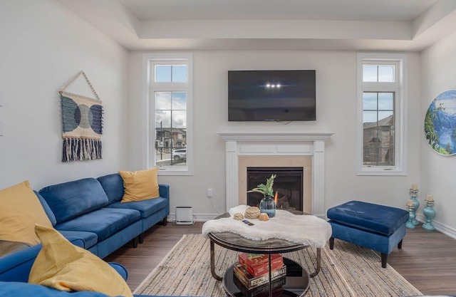 New Lux home! Vibrant Suburban Retreat