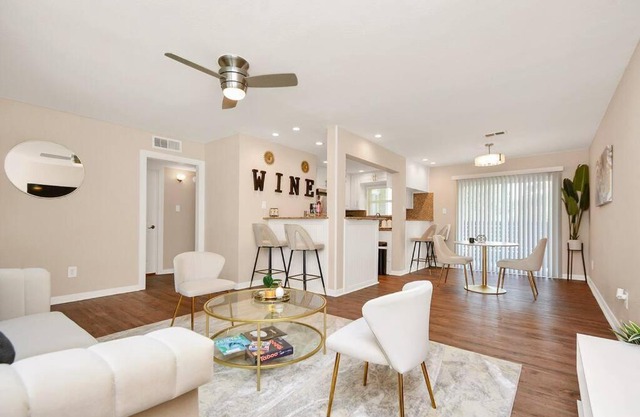 *NEW* Lux Suite w/ KING BED - Entire Apt w/ FREE PKNG!
