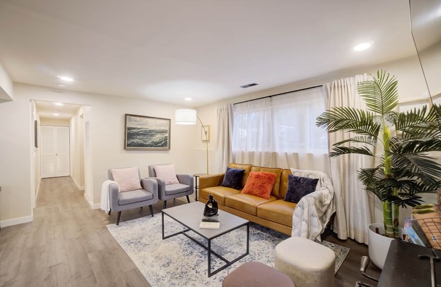 NEW Luxe 2 Kings w firepit, yard, patio & pong Seattle East mins to DT Bellevue