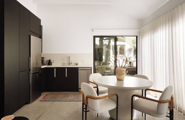New! Luxe Home & Garden -Quiet, Safe, Private, Beautiful+Walk to Cafes & Beach!