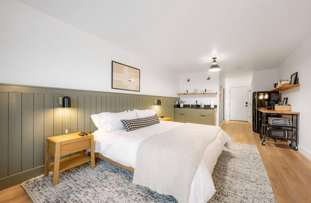 *NEW* Luxe Studio: Walk to Restaurants and More!