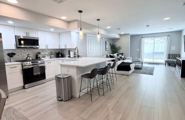 New luxurious 3 BR 2.5BA Duplex W/Backyard
