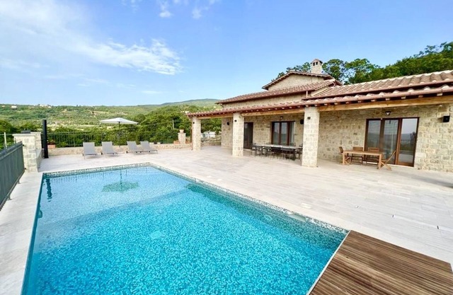 NEW luxurious Villa Podere Vista Verde Tuscany, with 6 boardrooms & Pool