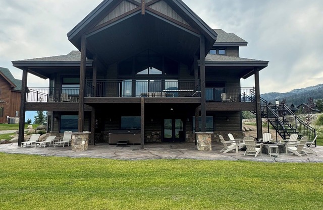 New Luxurious waterfront cabin on Henry's Lake. 26 minutes to West Yellowstone