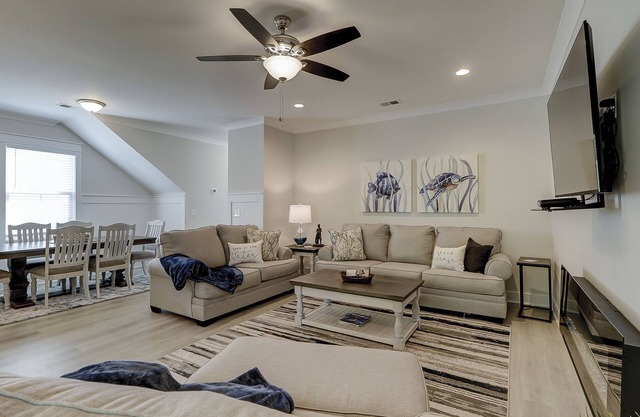 New Luxury 4 BR 3.5 BA Vacation Home 2 Kings 3 Queen Bikes & Beach Gear included
