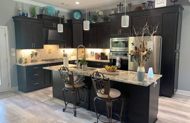 New Luxury 4BD House w/ Hot Tub 5 mins from the Lake, Oaklawn & Shopping!