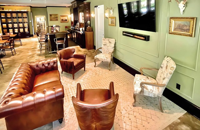 New LUXURY 6 bed/6.5 Lodge, Spacious, Secluded, Steps away from fine dining!