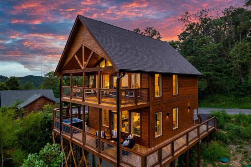 New Luxury Cabin with Stunning MountainVIEWS,HotTub, FirePit, FirePlace,2 KingBeds, 2 CoveredDecks,BBqGrill, ShuffleBoard and Pool Access