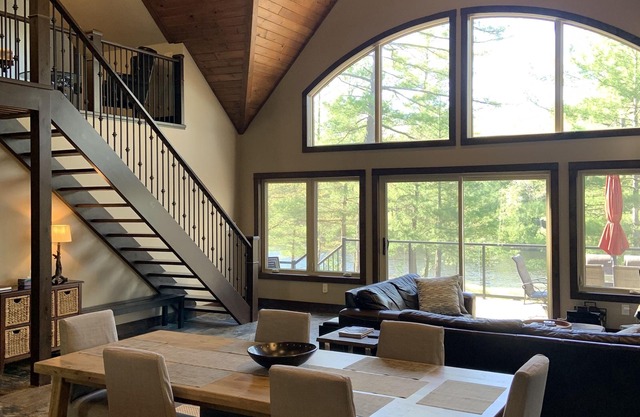Nueva cabaña de lujo en Muskoka que combina nuevos acabados con una sensación de cabaña