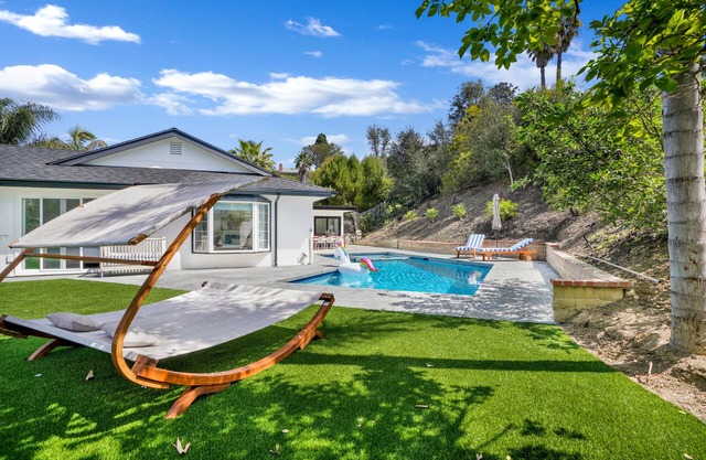 New Luxury Designer House w/Saltwater Pool Hot Tub and Outdoor Dining Area