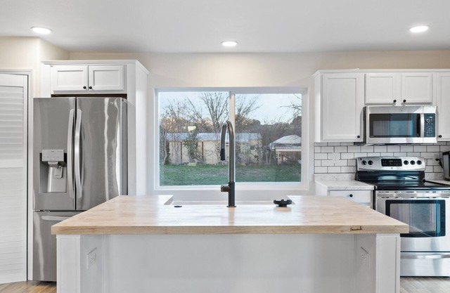 NEW Luxury Farmhouse Retreat Located in the Heart of Red Mountain AVA!