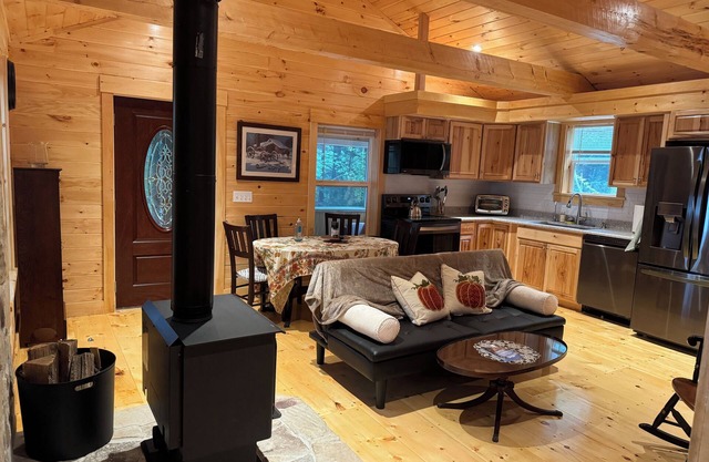 New Luxury Forest Lake House - Privacy & Nature