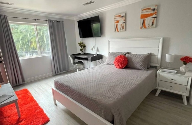 New Luxury Guest House/Pool/Bath/Laundry