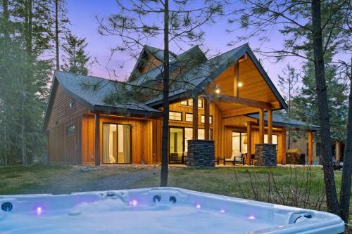 New Luxury Home with Hot Tub, Firepit and Forest View