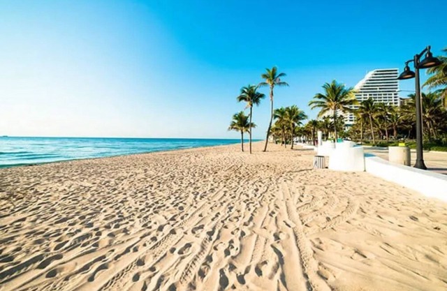New Luxury: Mins to beach GIANT games Entire Home & King Suite Coffee, Ac, WiFi!