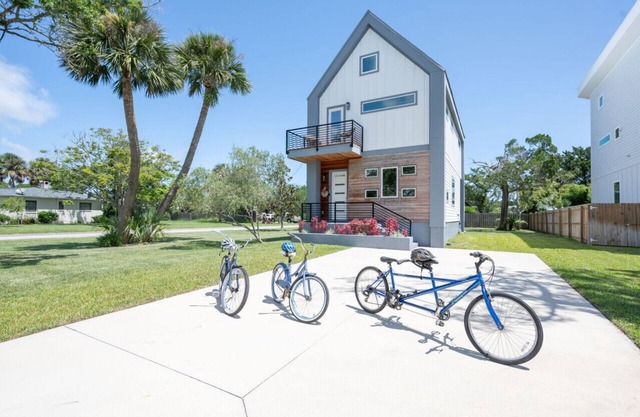 New Luxury Modern Home in Prime Location 2BDR-3BTH