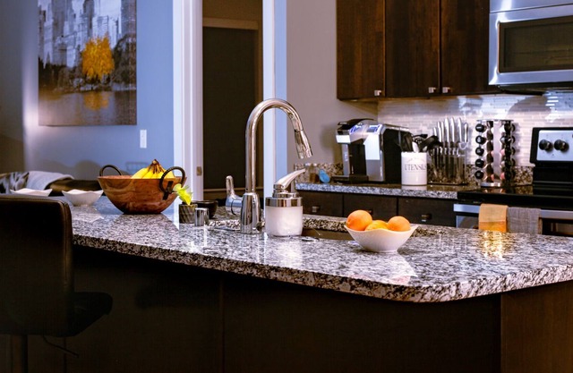 *¡NUEVO!* De lujo Riverfront King Bed Apt Newport KY