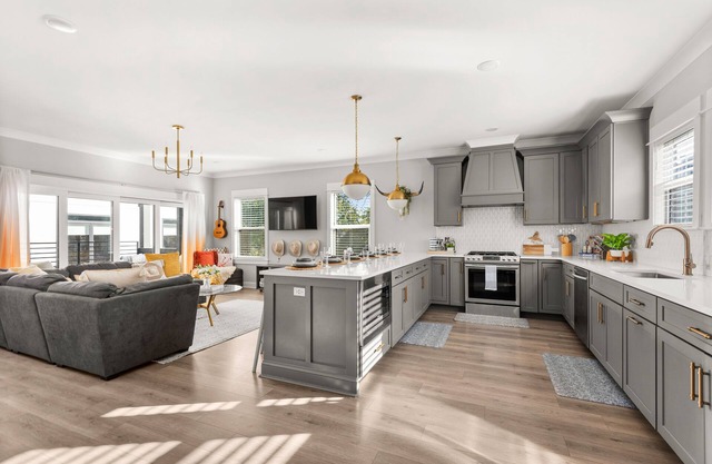 New Luxury Southern Charm - 4BR - Walk Everywhere