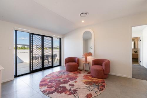 New Luxury Spacious private rooftop hilltop view 2BD
