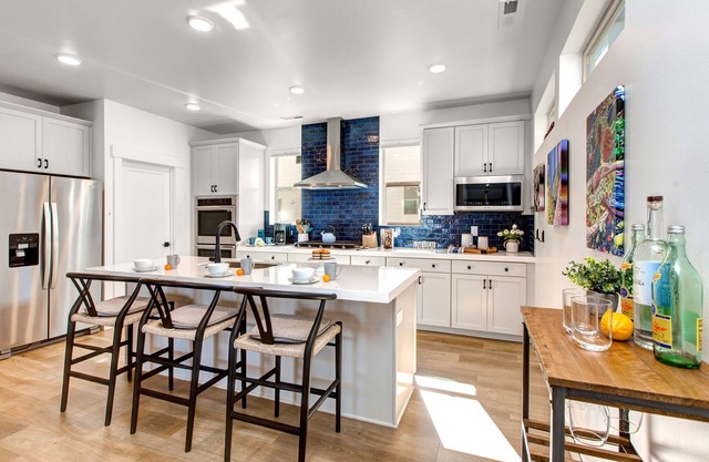 New Luxury Townhome with 3 Master Bedrooms! Park City Silver Creek 6574