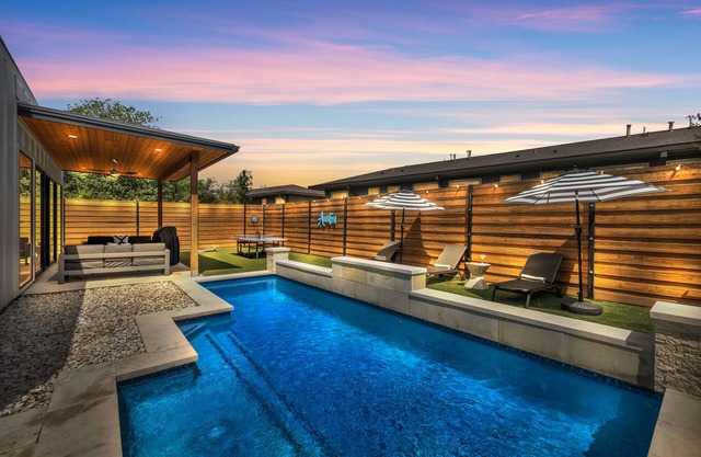 NEW Luxury Villa 5 min to SoCo &DT+Pool+Sleeps 20