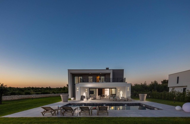 New! Luxury Villa Epic 4 & 5 two heated pool 50 m2