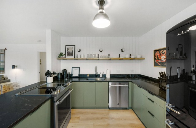 NEW Luxury w/ View, Sleeps 4! Walk to Tours & More