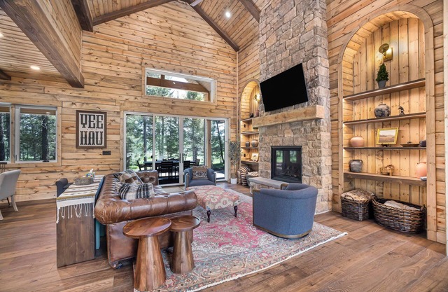 Newly Built Luxury Yellowstone House on 6 Acre, Heat & AC on Creek