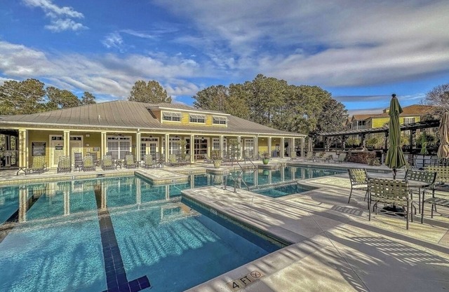 New! Mermaid Haven, spacious beach zen vibe, screened porch, bar, pool & beach!