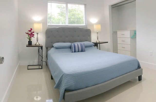 New Miami Townhouse On Lake SU For Families 3Bd, 1Bth, 5 Per