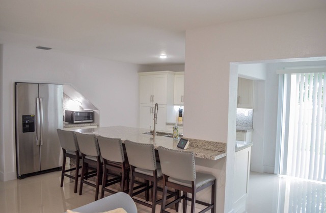 New Miami Townhouse on Lake for Families FU 3 Bed, 2 Bathroom, 5 Persons.