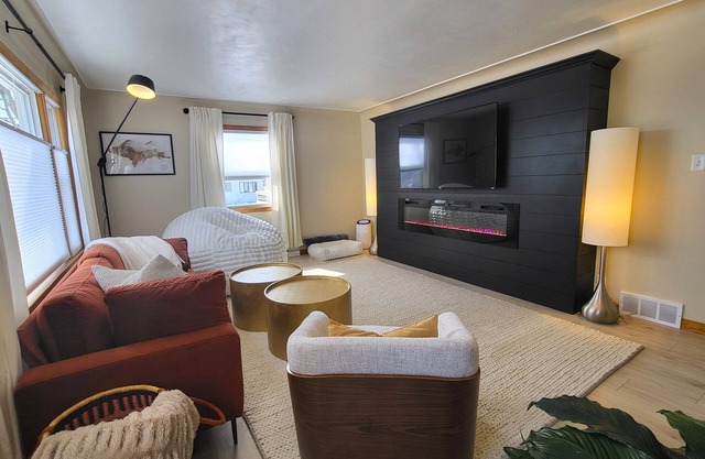 NEW! Mid-modern 2 beds with King/Queen