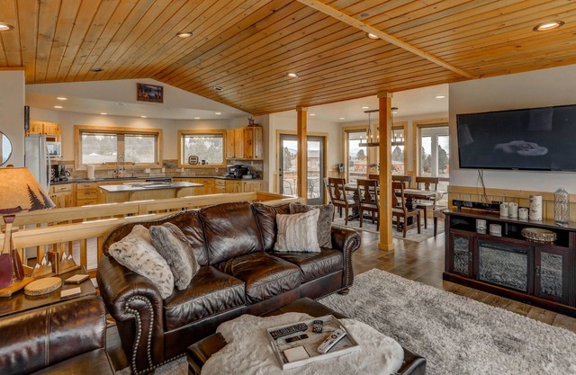 New! Mile High Views - Minutes from downtown McCall - Hot tub - Fire Pit - Trailer Parking