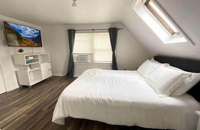 NEW - Mins to Concord/ Manchester NH - River Views - Private Porch Pet Friendly