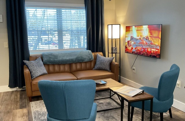 NEW - Mins to Manchester /Concord - Riverfront - Pet Friendly - Yard Space - Mtn