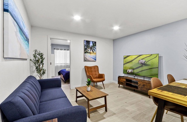 Modern Family Haven: 3-Bedroom with Pet-Friendly Vibe!