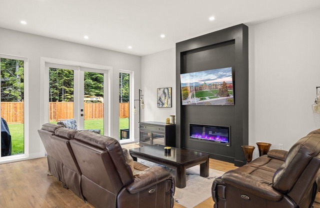 New! Modern 3bed, Private Yard, Cowichan Lake, Minutes Drive from Lake & Town Core!
