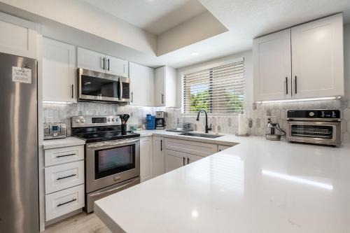 New Modern apt, vacation or long stay