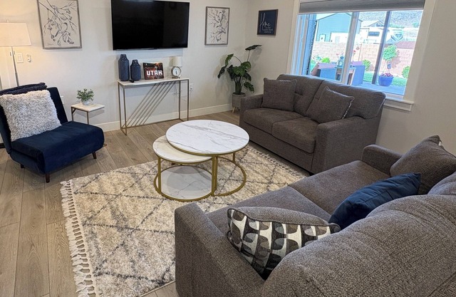 NEW Modern basement casita with majestic views just 25min to Zion National park