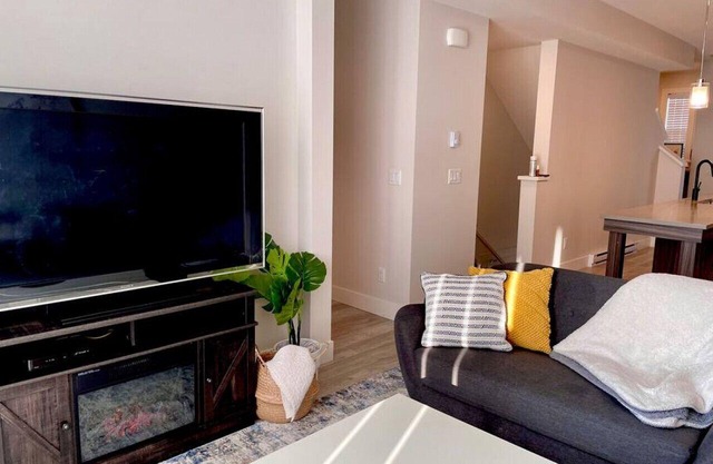 ?New Modern Beautiful 2Bedroom Townhome ?