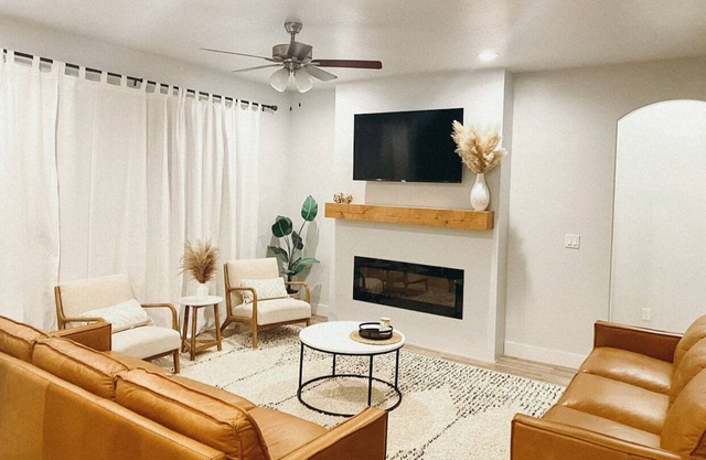 New Modern Boho Lakefront Townhome Near UVU & BYU