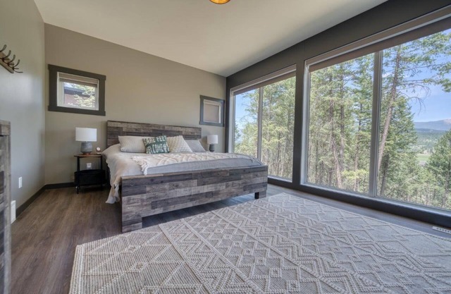 New modern cabin in the woods at Lake Kookanusa and near Fernie and Kimberly